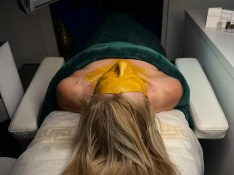 Cleopatra behandeling met een gouden gezichtsmasker