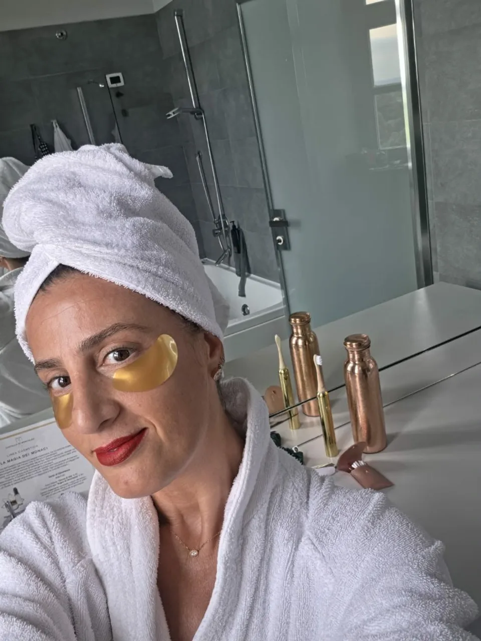 Gouden oogmasker bij micro-infusie met PDRN bij MiThIkA