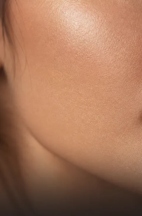 Close-up van een zachte stralende huid met natuurlijke glow