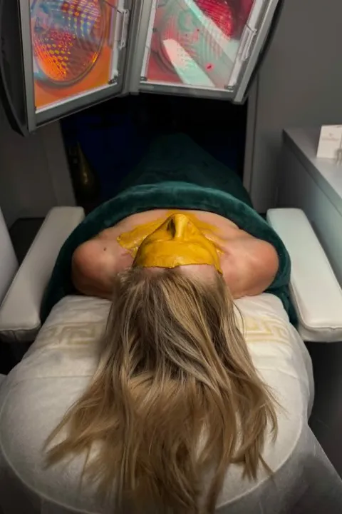Cliënt tijdens de Cleopatra behandeling met een gouden gezichtsmasker